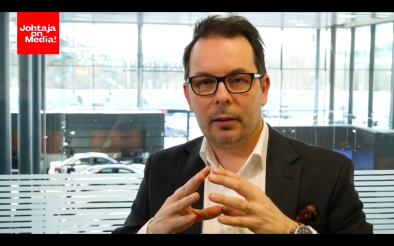 Jukka Saksi - Johtaja on media