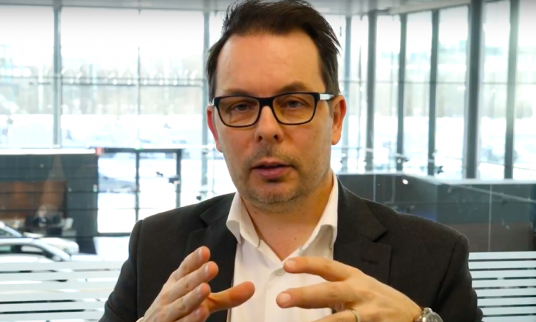 Jukka Saksi - Johtaja on media